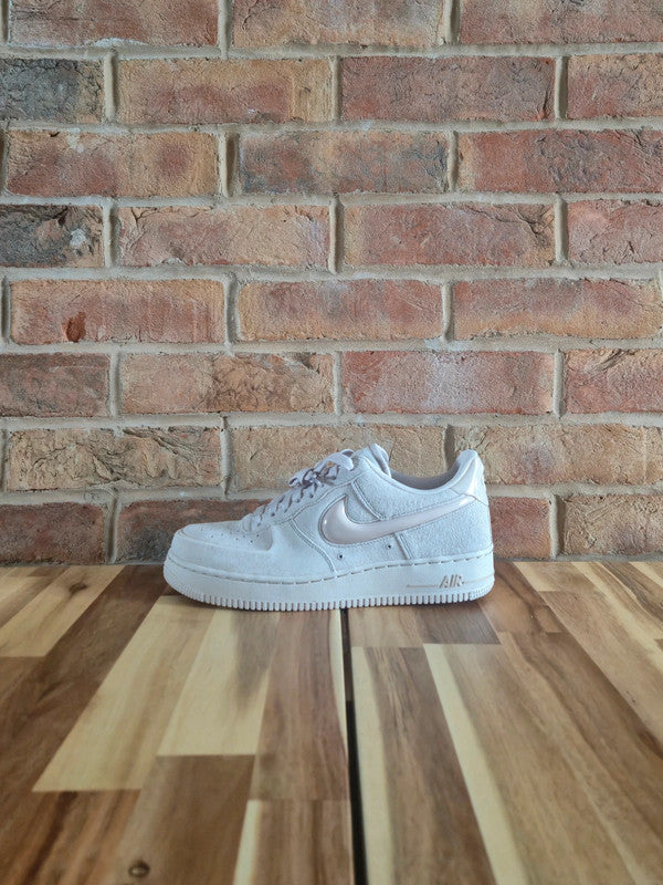 Nike Air Force 1 07 womens uk7.5 brand new in box